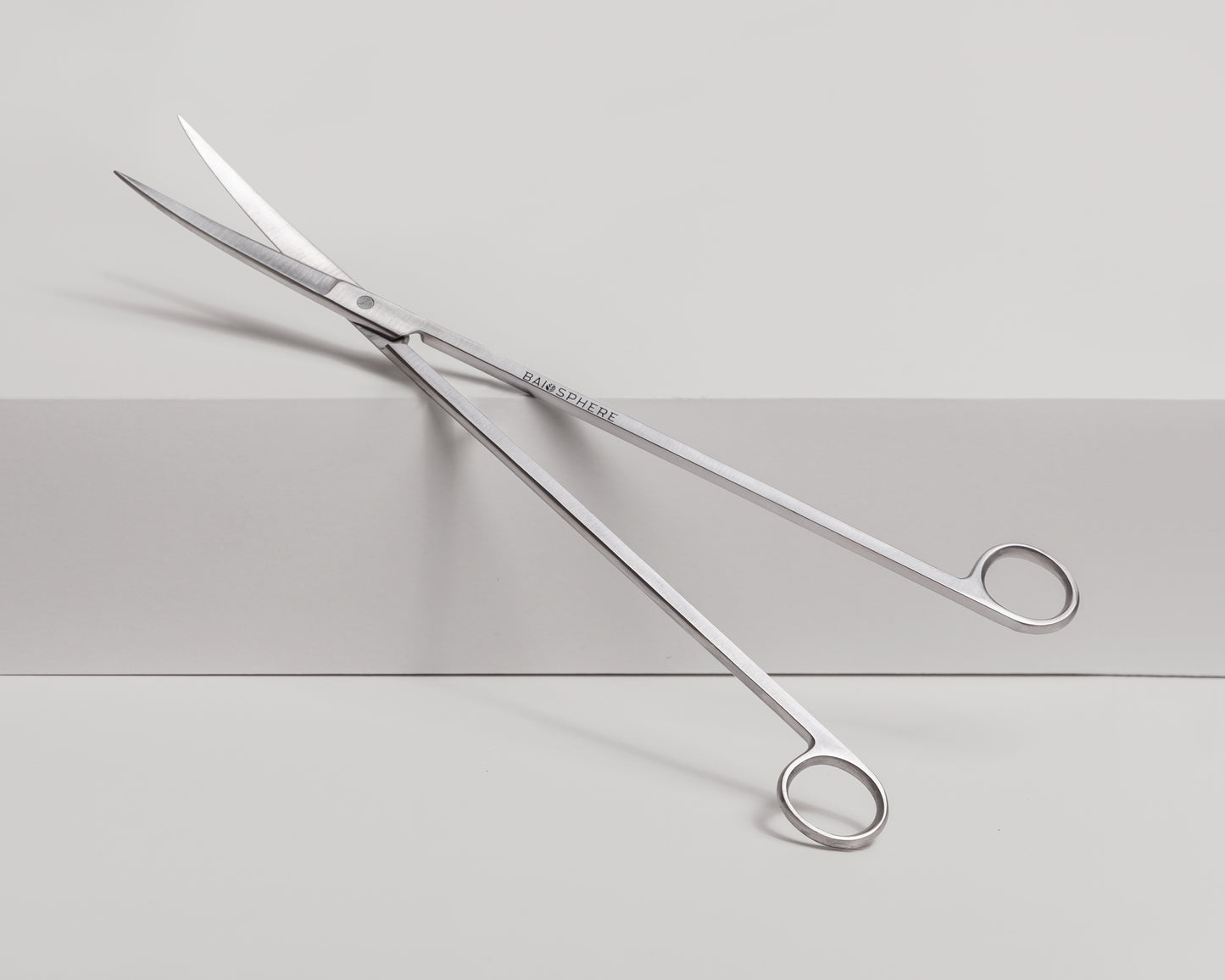Curved scissors